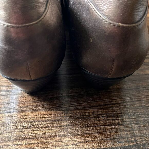 Josef Seibel Leather Bronze Metallic Mary Jane Shoe with 1.5" Heel Size 40/8.5 - Picture 9 of 15